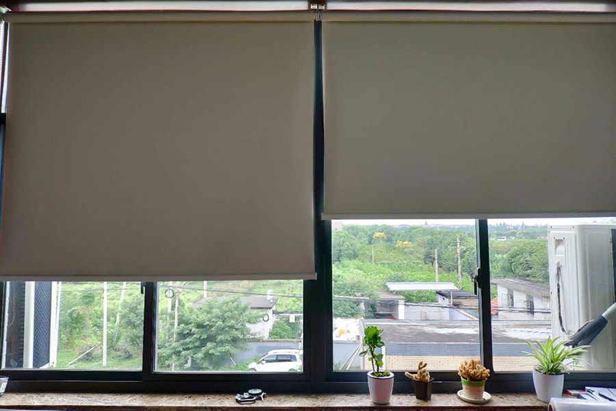 UV-resistant fabraice imbhalla blackout PVC solúbtha fireproof - le haghaidh baile, oifig, áit phoiblí