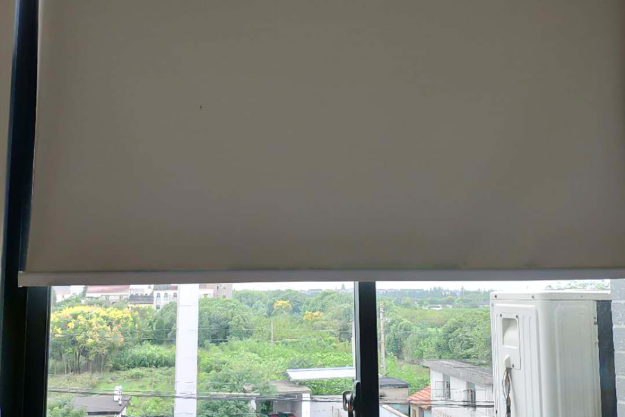UV-resistant fabraice imbhalla blackout PVC solúbtha fireproof - le haghaidh baile, oifig, áit phoiblí
